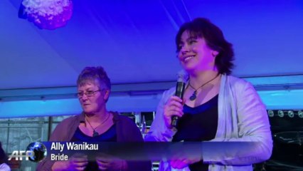 New Zealand same-sex couple ties knot up in the air