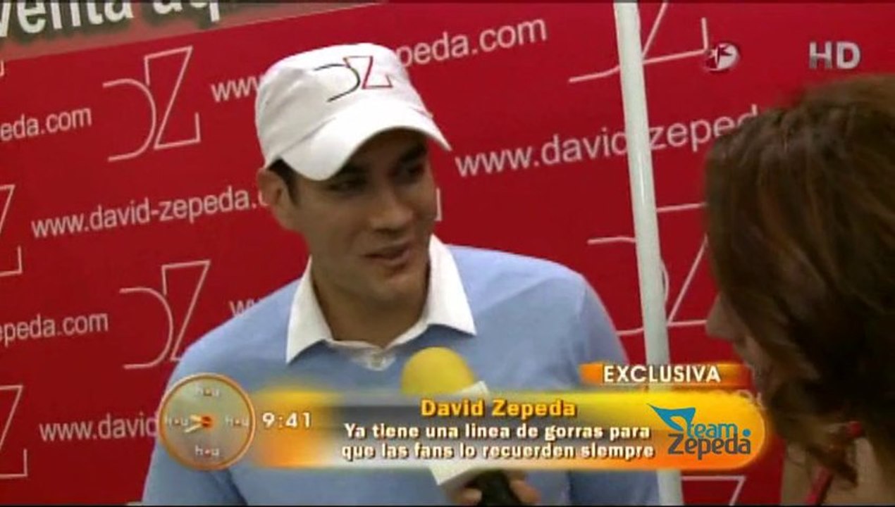 David Zepeda @davidzepeda1 en su tercer firma de autógrafos Y con línea de gorras para sus fans