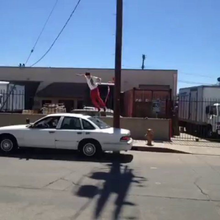 Sauter d'un poteau et se vautrer sur une voiture... DEBILE!!