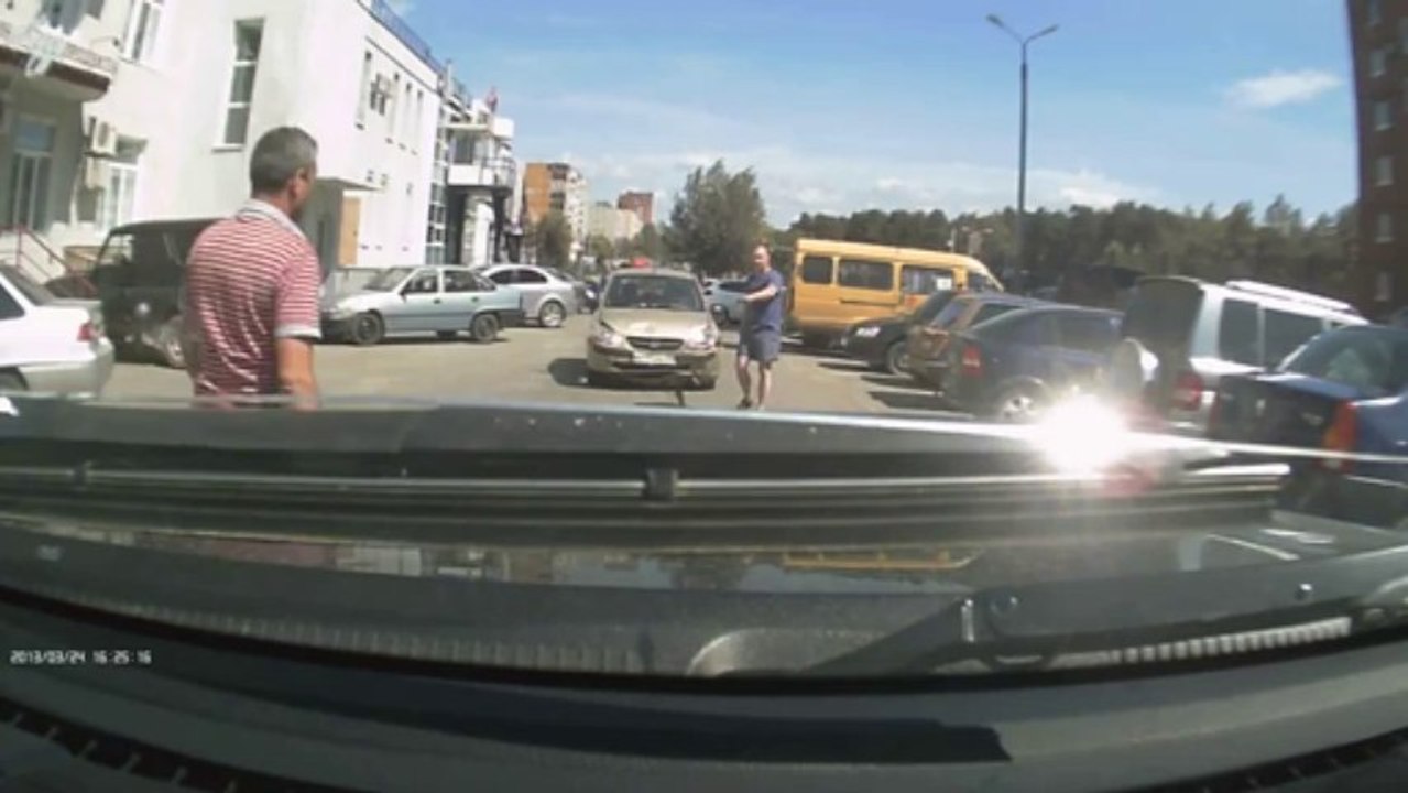 Une femme ne voit pas la voiture devant elle et fonce dedans