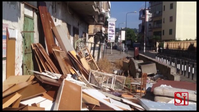 Pianura (NA) - Tra i palazzi spunta una discarica a cielo aperto (19.08.13)