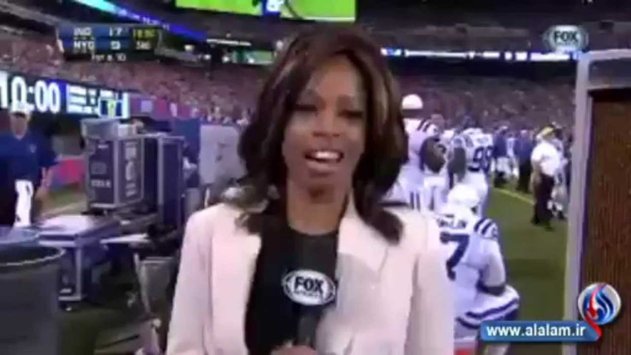 ضربة قوية بالكرة في وجه مراسلة التلفزيون  Football Pass Hits Female Reporter in Her Face