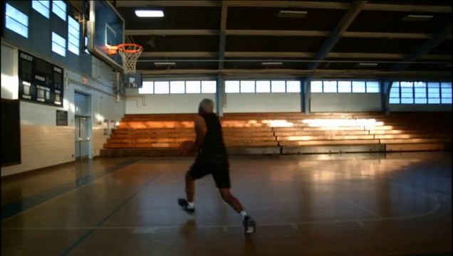 Julius Dr. J Erving plaque un dunk à 63 ans!! Légendes du Basket-ball Américain - NBA 2013