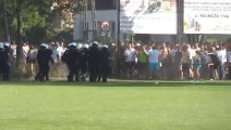 HOOLIGANS VS POLICE! Petit match foot tranquille...enfin presque!