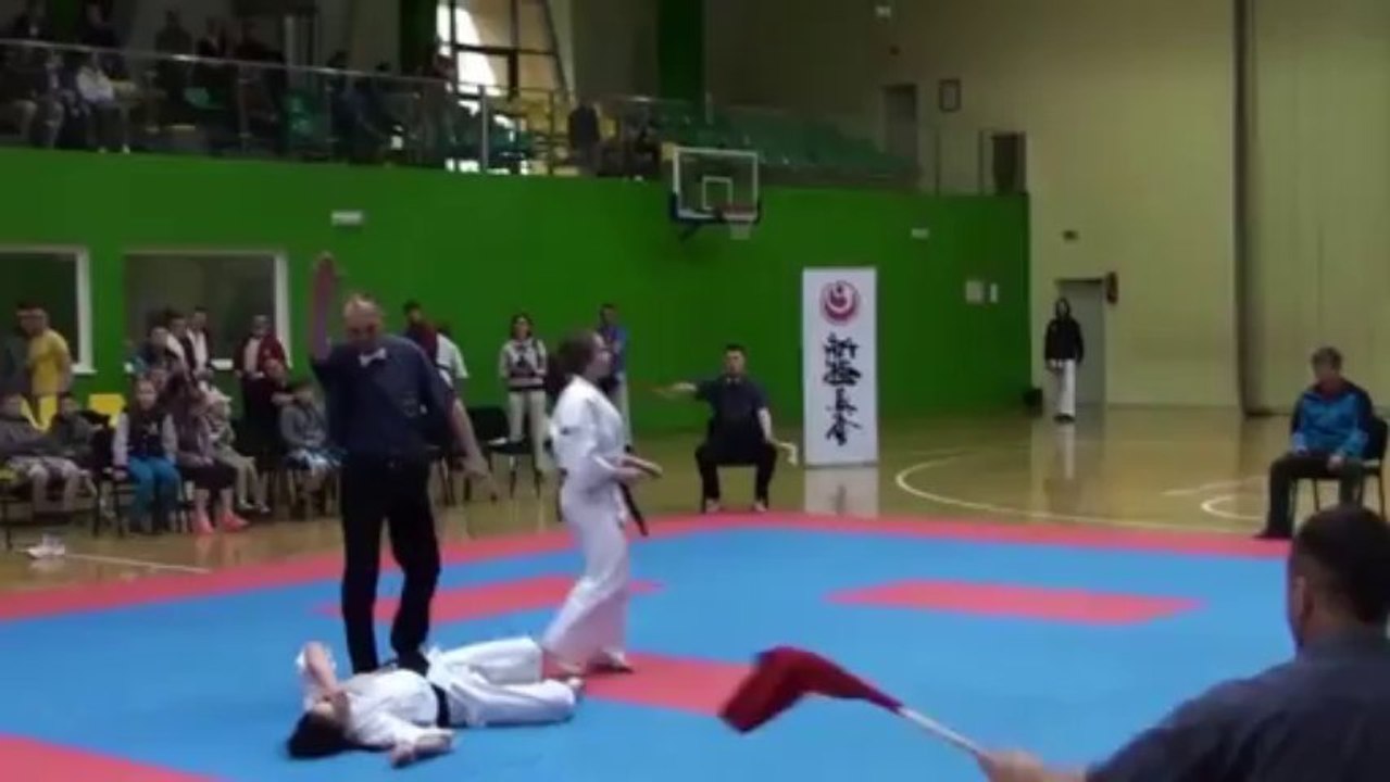 Karate : un KO sur un coup de pied retourné