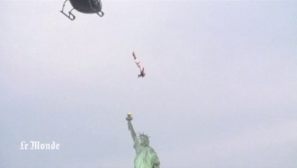 Plongeon acrobatique sous les yeux de la statue de la liberté