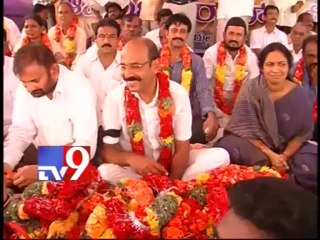 Seemandhra Secretariat employees wear black clothes protesting A.P division