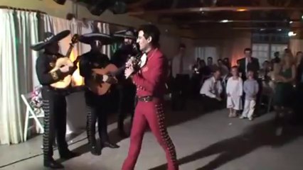 Mariachis se equivocan de fiesta