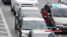 TV Folha: Motorista presencia tentativa de assalto e 'prensa' ladra entre dois veículos