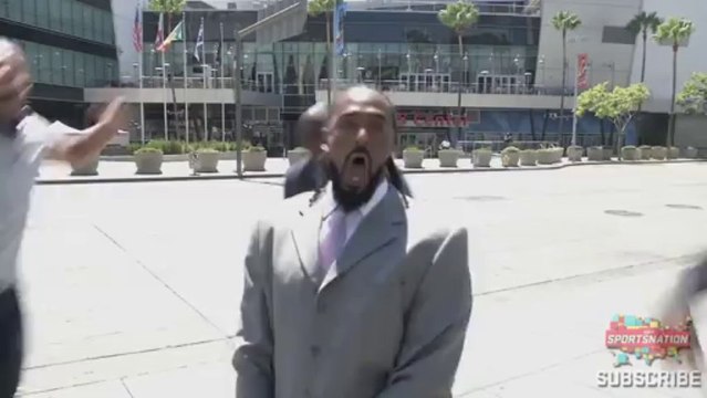 Ronny Turiaf saute au-dessus d'un monster truck !