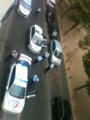 Interpellation musclée de la Police française - Matraque et gaz lacrymogène.