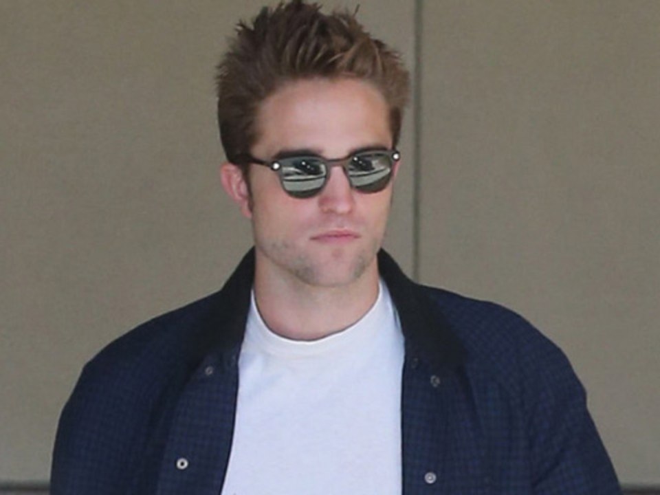 Robert Pattinson Sorry for Shoving Security Guard