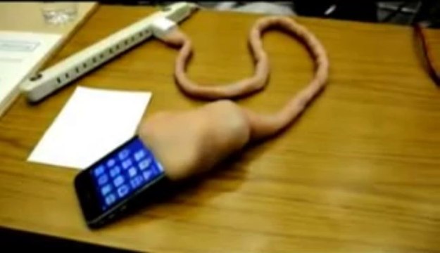 Cargador de móvil con forma de cordón umbilical