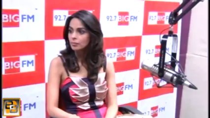Mallika Sherawat HARASSED by Druken Men