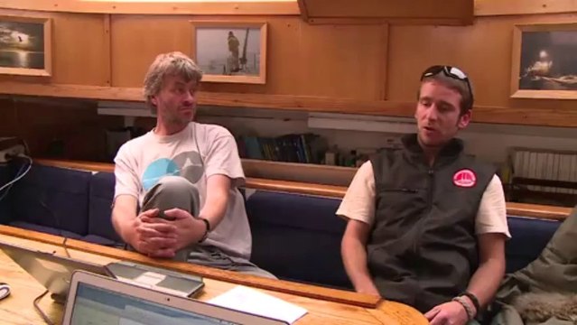 Loïc Vallette, le capitaine, informe l'équipage des nouvelles du bureau de Tara Expeditions à Paris © A.Deniaud/francetv nouvelles écritures/Thalassa/Tara Expéditions