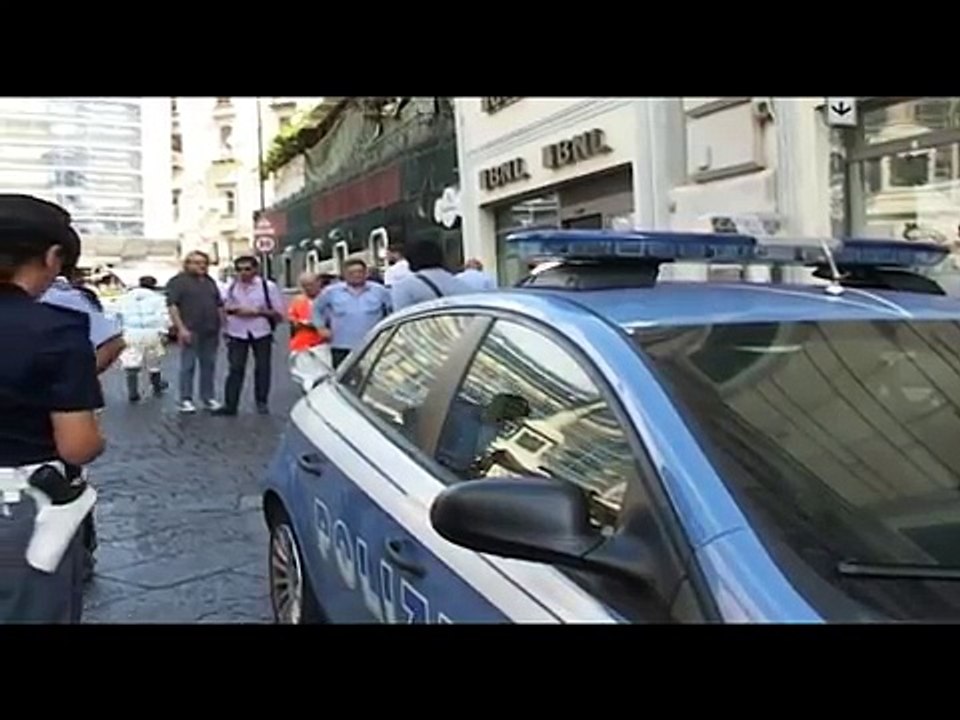 Napoli - Scoperto il tunnel della "banda del buco" (20.08.13)
