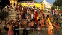 1023.People bathing on the bank of Ganga, Sonepur Fair