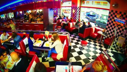 La "danse de l'épaule" by la serveuse Karen, au restaurant Franky's Diner