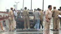 2441.CNG car catches fire in New Delhi!