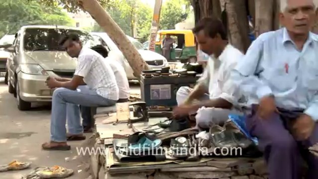 2480.Cobbler on the street