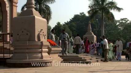 2587.Devotees atMulagandhakuti vihara buddhist temple, Sarnath