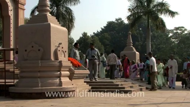 2587.Devotees atMulagandhakuti vihara buddhist temple, Sarnath