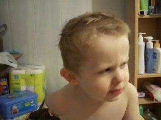 Robin 2 ans chante petit Papa Noël façon très rock'n'roll !!