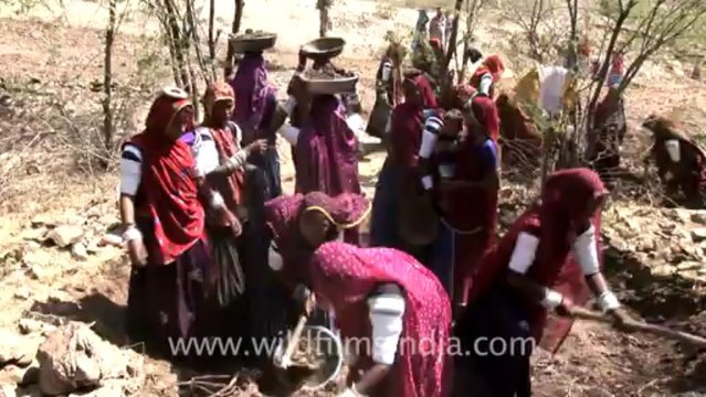 2650.Women labourers of Nana village