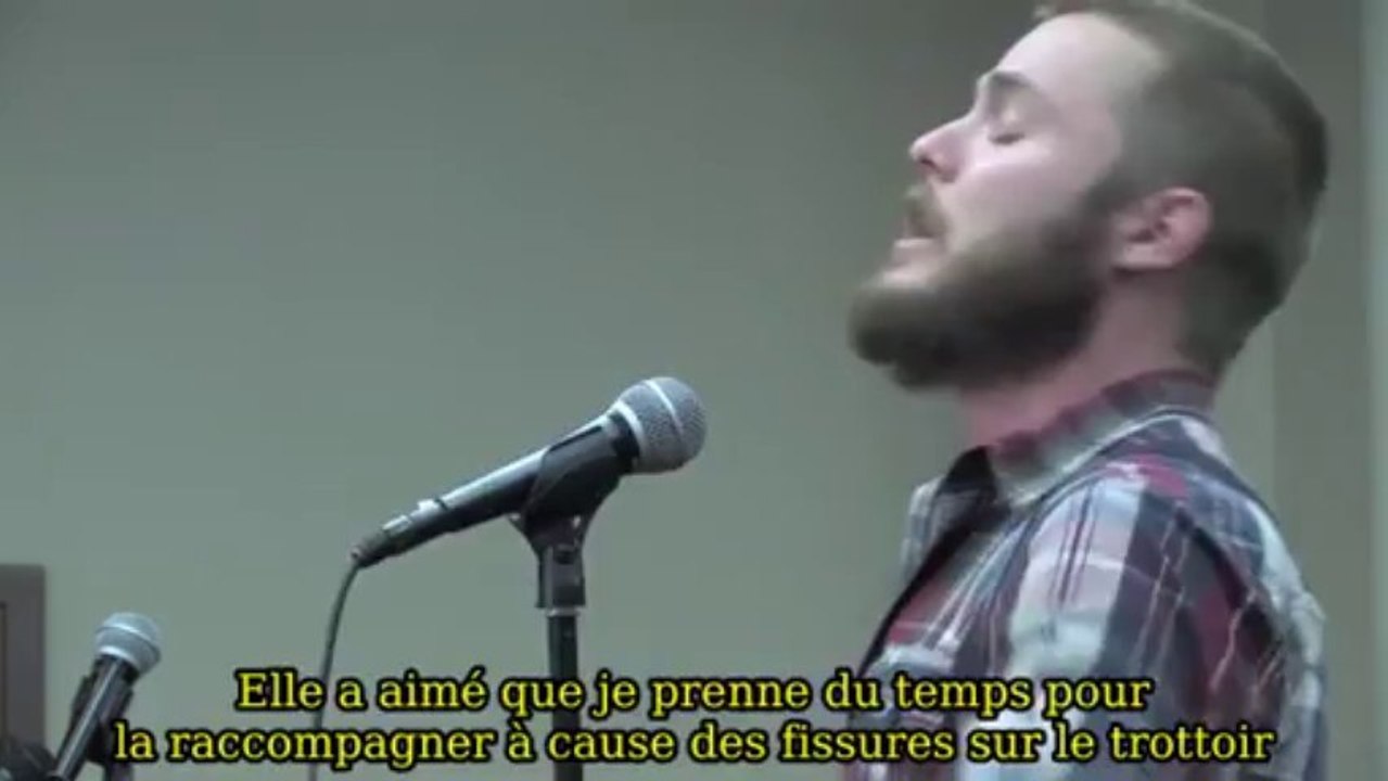 un homme et ses tocs récite un poème