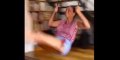 Le mannequin Olivia Munn fait une énorme chute en balançoire !
