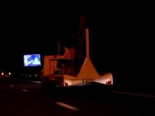 Camion avec tables sur l'autoroute
