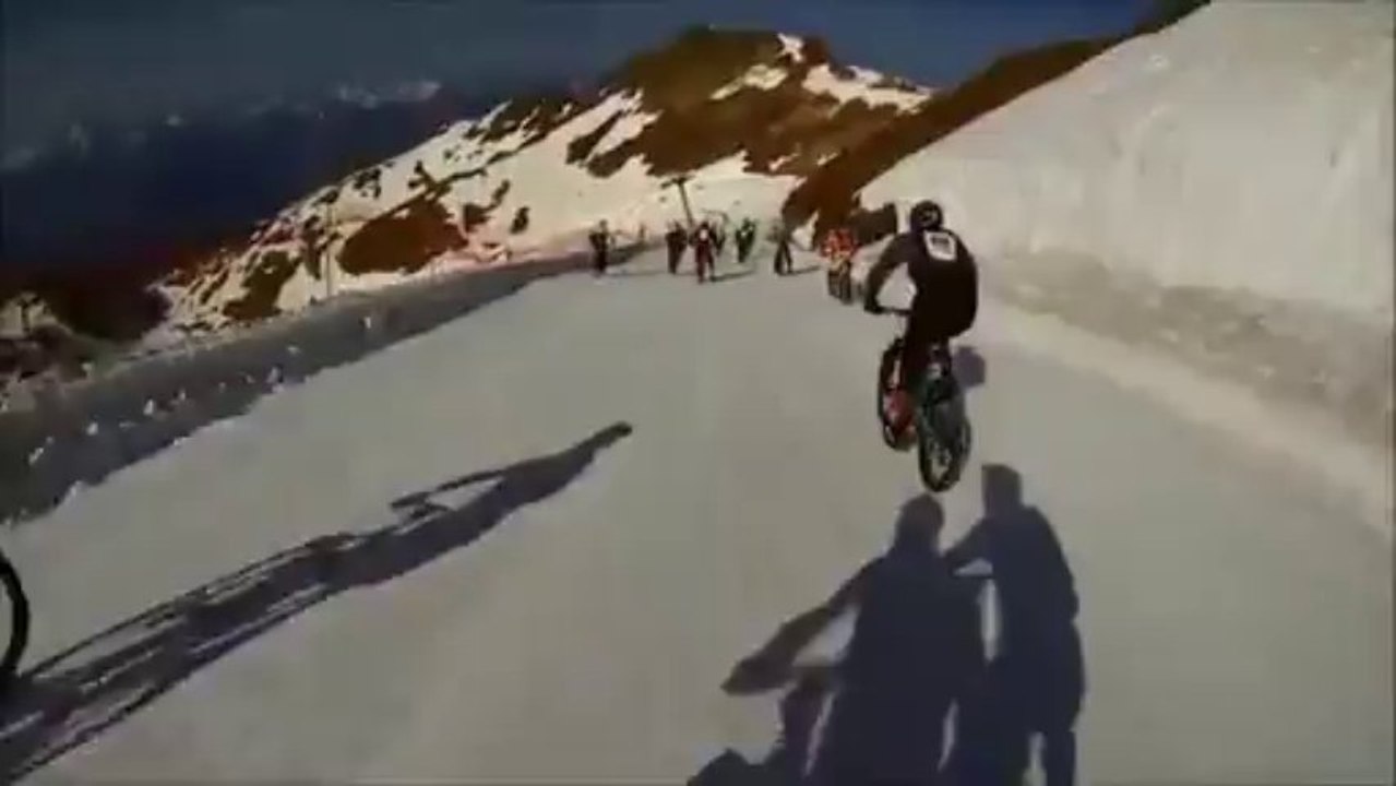 descente en VTT dans la neige