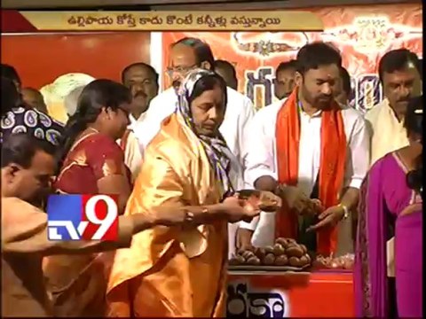 Venkaiah gifts onions to Rakhi sisters protesting price hike!