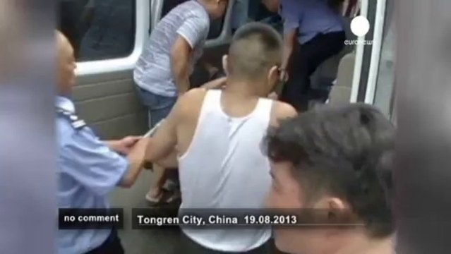 Dramatic suicide attempt in China - no comment