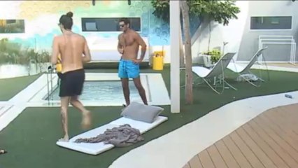 דור וליאון מעיפים את איתי לבריכה