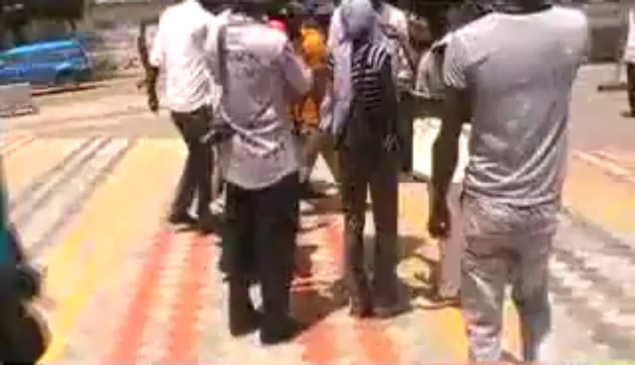 VIDEO Bagarre à la manif des diplômés chômeurs: Fou malade de "Y'en à marre" pris à partie par un jeune de Bokk Guiss-guiss