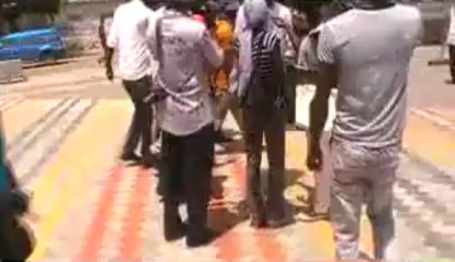 VIDEO Bagarre à la manif des diplômés chômeurs: Fou malade de "Y'en à marre" pris à partie par un jeune de Bokk Guiss-guiss