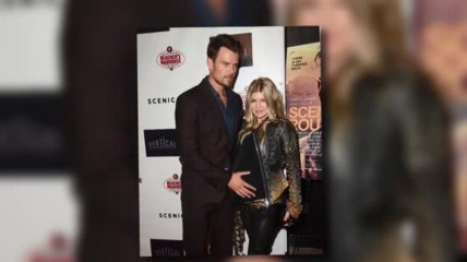Josh Duhamel caresse le ventre de Fergie, enceinte, à la première de Scenic Route