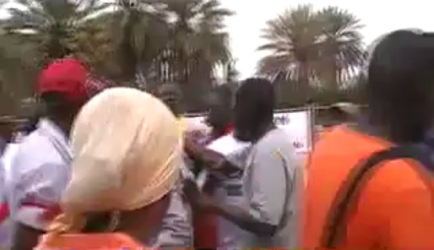 VIDEO Bagarre à la manif des diplômés chômeurs: Fou malade de Y'en à marre pris à partie par un jeune de Bokk Guiss-guiss