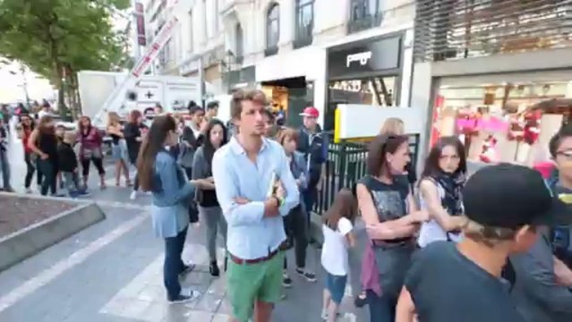 Stromae donne une séance de dédicaces à la Fnac Toison d'Or
