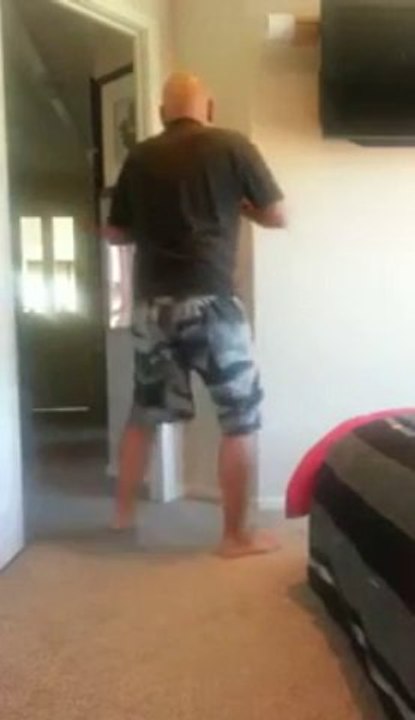 Il fait la blague de l'électrocution à sa femme.