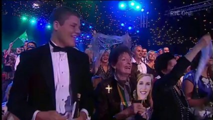 Il la demande en mariage en direct à la TV! Trop classe!