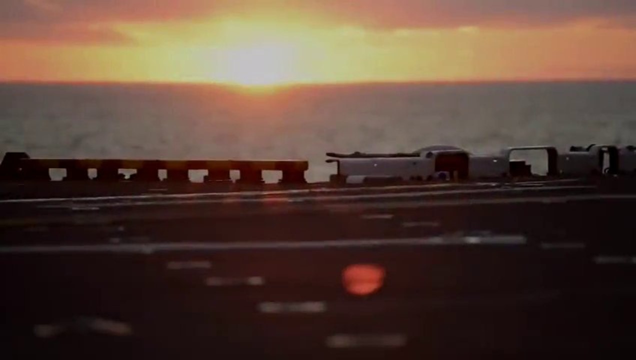 Un avion F-35B réalise un atterrissage vertical sur le porte avion USS WASP.