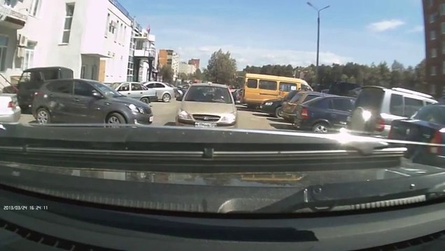 L'accident de voiture le plus ridicule et incompréhensible jamais vu!