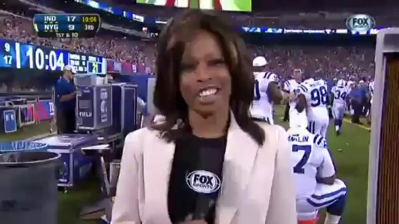 Une journaliste se prend un ballon en pleine tête! Joli tir du quarterback des Colts.