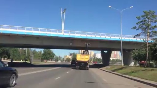 Truck VS Bridge - Bridge wins! FAIL