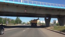 Gros fail : un camion se prend un pont et détruit son chargement!