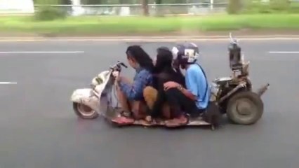 下载视频: Awesome Scooter with 3 passengers!