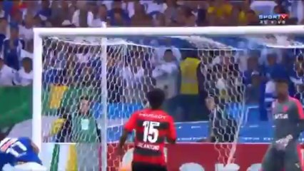 Coup du sombrero et reprise de volée au Brésil !