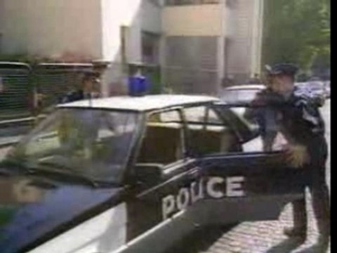 Les Inconnus - Les Flics